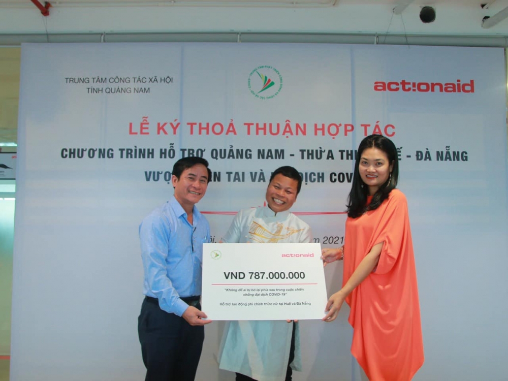 Đại diện ActionAid Việt Nam ký kết Thỏa thuận hợp tác và trao gói hỗ trợ tài chính cho các tổ chức xã hội tại miền Trung. Ảnh: Codes Đại diện ActionAid Việt Nam ký kết Thỏa thuận hợp tác và trao gói hỗ trợ tài chính cho các tổ chức xã hội tại miền Trung. Ảnh: Codes
