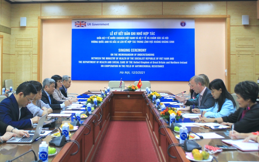 Quang cảnh buổi lễ ký kết. Ảnh: UK in Vietnam Quang cảnh buổi lễ ký kết. Ảnh: UK in Vietnam