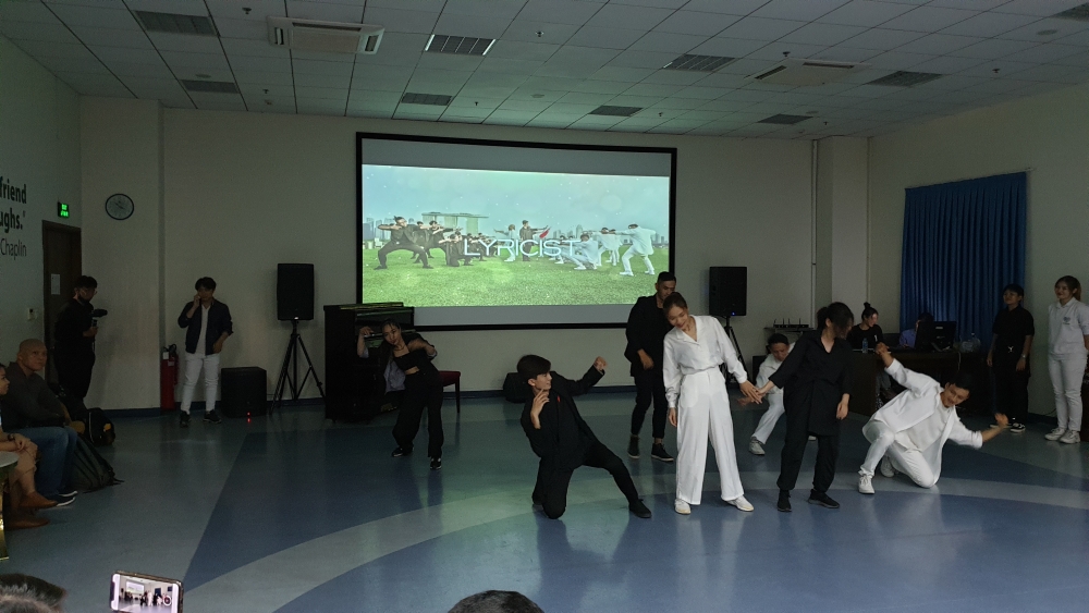 Một tiết mục biểu diễn nghệ thuật do TS. Alexander Tú và Soul Dance’. Ảnh: Nguyễn Thuận Một tiết mục biểu diễn nghệ thuật do TS. Alexander Tú và Soul Dance’. Ảnh: Nguyễn Thuận