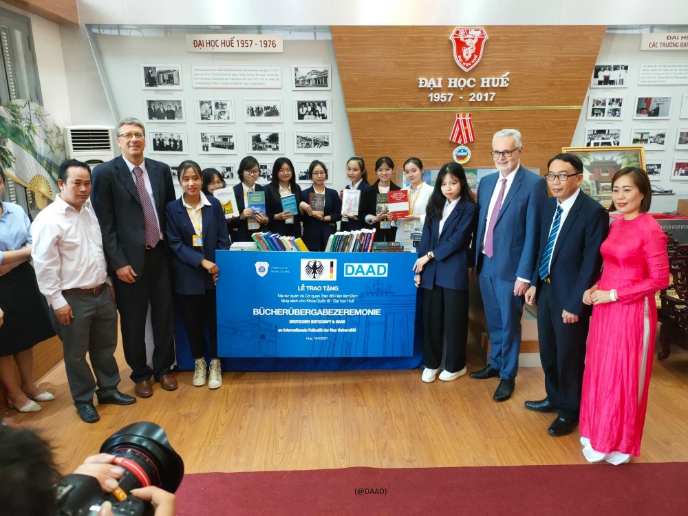 Ông Guido Hildner, Đại sứ Cộng hòa Liên bang Đức, thông qua Cơ quan trao đổi Hàn lâm Đức DAAD trao cho sinh viên Khoa Quốc tế - Đại học Huế món quà trị giá 10.000 Euro - Ảnh: Ông Guido Hildner, Đại sứ Cộng hòa Liên bang Đức, thông qua Cơ quan trao đổi Hàn lâm Đức DAAD trao cho sinh viên Khoa Quốc tế - Đại học Huế món quà trị giá 10.000 Euro - Ảnh: