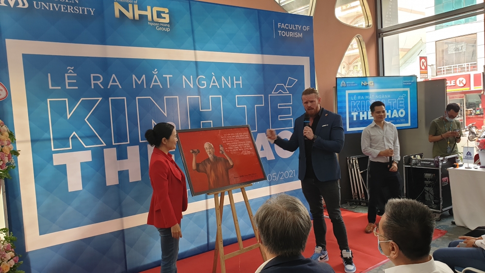 Ông Dane Fort, Tổng giám đốc FLG Việt Nam tặng Đại học Hoa Sen bức tranh bác Hồ tập thể thao với thông điệp: Đại học Hoa Sen mở ngành