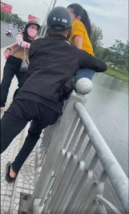 Cô gái được người đi đường cứu kịp thời trước khi rơi xuống sông Hương - Ảnh: Trương Minh Thắng Cô gái được người đi đường cứu kịp thời trước khi rơi xuống sông Hương - Ảnh: Trương Minh Thắng