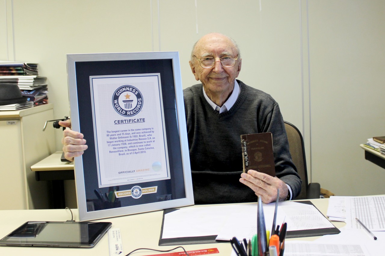 Cụ ông Walter Orthmann với chứng nhận Kỷ lục Guinness Cụ ông Walter Orthmann với chứng nhận Kỷ lục Guinness