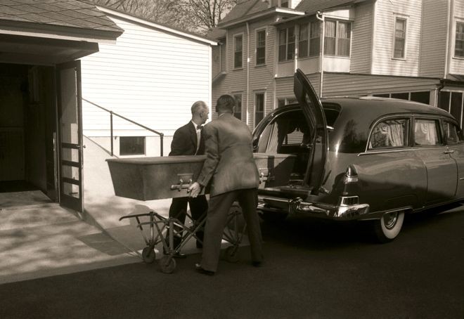 Quan tài của Albert Einstein đang được chuyển từ Bệnh viện Princeton đến nhà tang lễ ở New Jersey tháng 5/1955. Ảnh: Ralph Morse/Time & Life Pictures/Getty Images Quan tài của Albert Einstein đang được chuyển từ Bệnh viện Princeton đến nhà tang lễ ở New Jersey tháng 5/1955. Ảnh: Ralph Morse/Time & Life Pictures/Getty Images