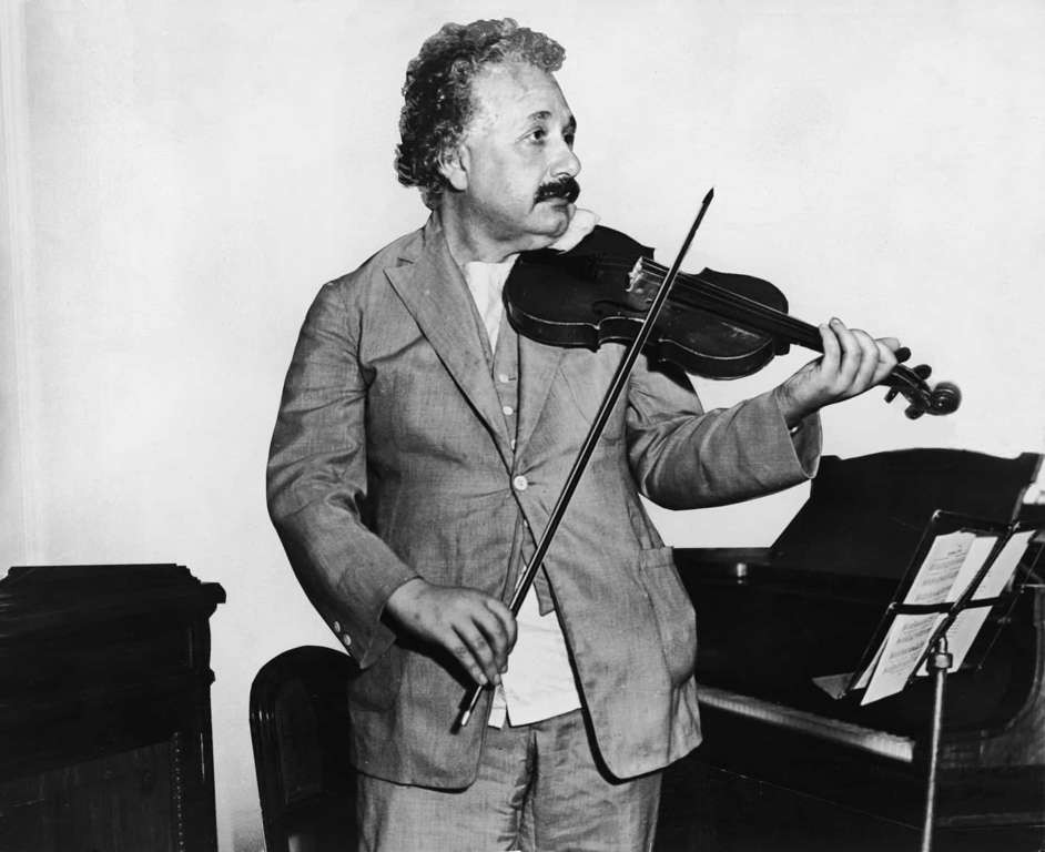 Einstein học chơi violin từ khi lên 5 tuổi. Ảnh: Getty Images Einstein học chơi violin từ khi lên 5 tuổi. Ảnh: Getty Images