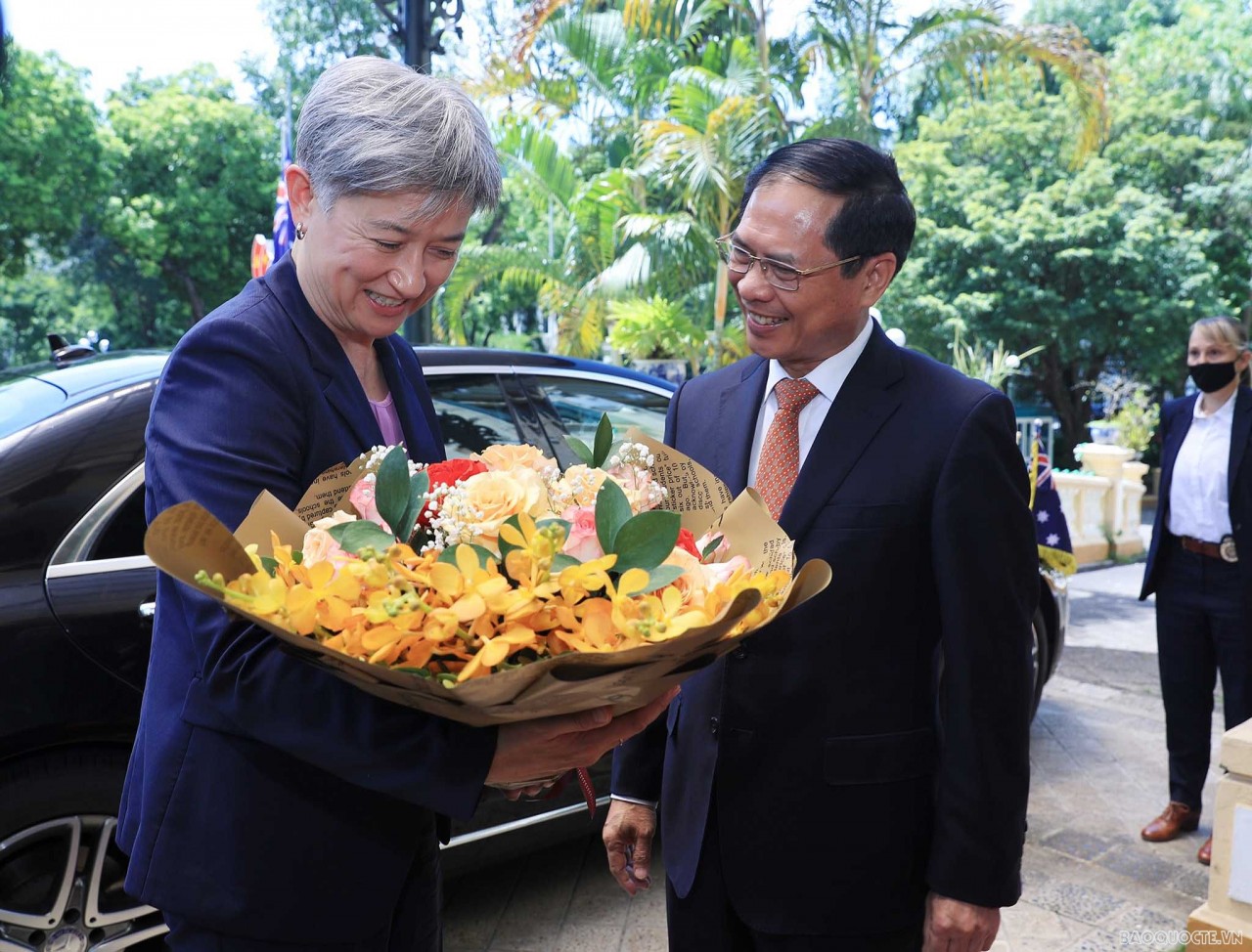 Bộ trưởng Ngoại giao Bùi Thanh Sơn đón và hội đàm với Bộ trưởng Ngoại giao Australia Penny Wong hôm 27/6. Ảnh: baoquocte Bộ trưởng Ngoại giao Bùi Thanh Sơn đón và hội đàm với Bộ trưởng Ngoại giao Australia Penny Wong hôm 27/6. Ảnh: baoquocte