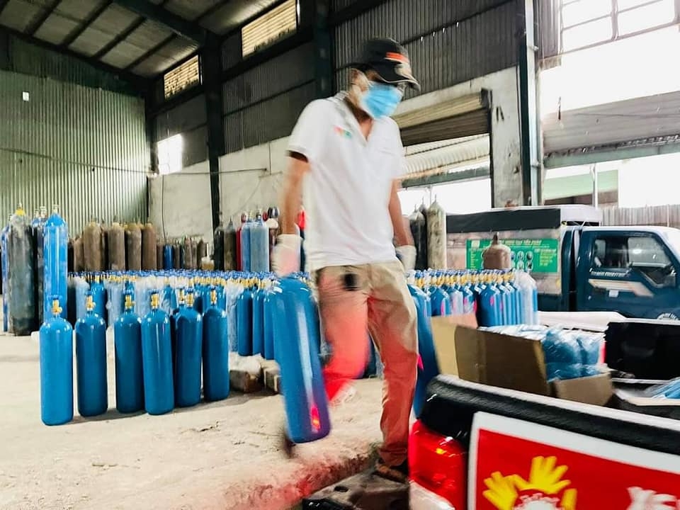 Những bình oxy liên tục được nạp đầy, tập kết để sẵn sàng vận chuyển miễn phí đến tận nhà bệnh nhân Những bình oxy liên tục được nạp đầy, tập kết để sẵn sàng vận chuyển miễn phí đến tận nhà bệnh nhân