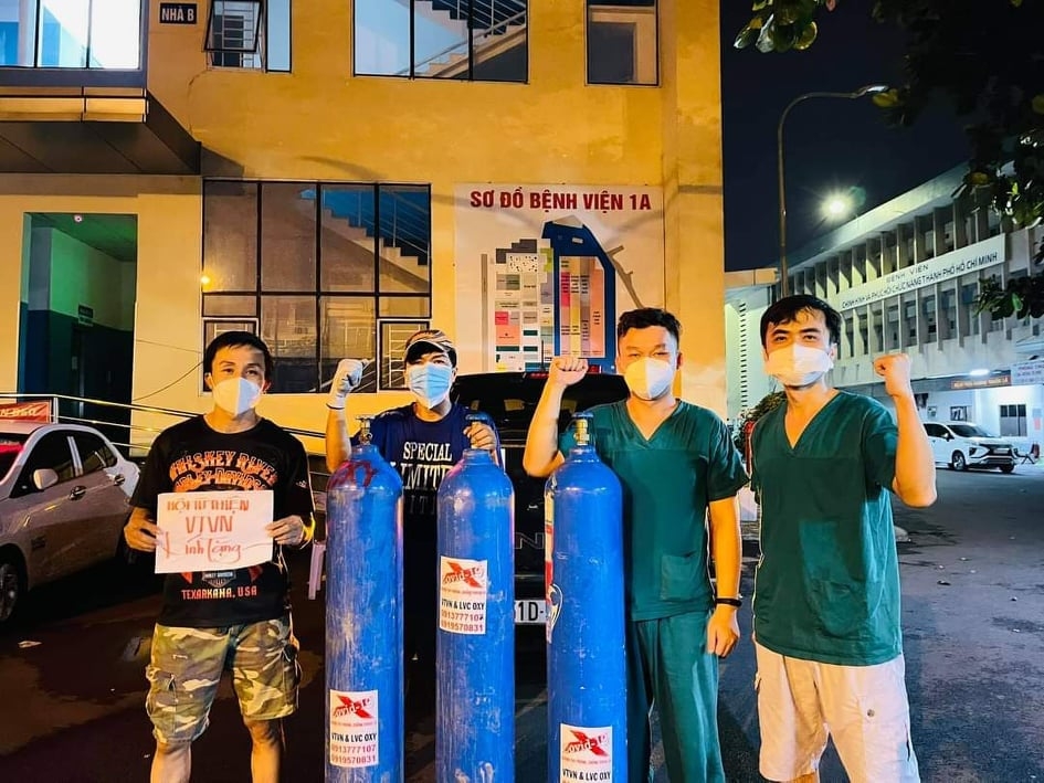 Mặc dù gặp không ít khó khăn trong quá trình làm công việc thiện nguyện, nhưng các tình nguyện viên vẫn không dừng lại bởi họ biết rằng, hơn lúc nào hết, những bệnh nhân mắc COVID-19 đang cần sự hỗ trợ của họ. Ảnh: Vòng tay Việt Nam Mặc dù gặp không ít khó khăn trong quá trình làm công việc thiện nguyện, nhưng các tình nguyện viên vẫn không dừng lại bởi họ biết rằng, hơn lúc nào hết, những bệnh nhân mắc COVID-19 đang cần sự hỗ trợ của họ. Ảnh: Vòng tay Việt Nam