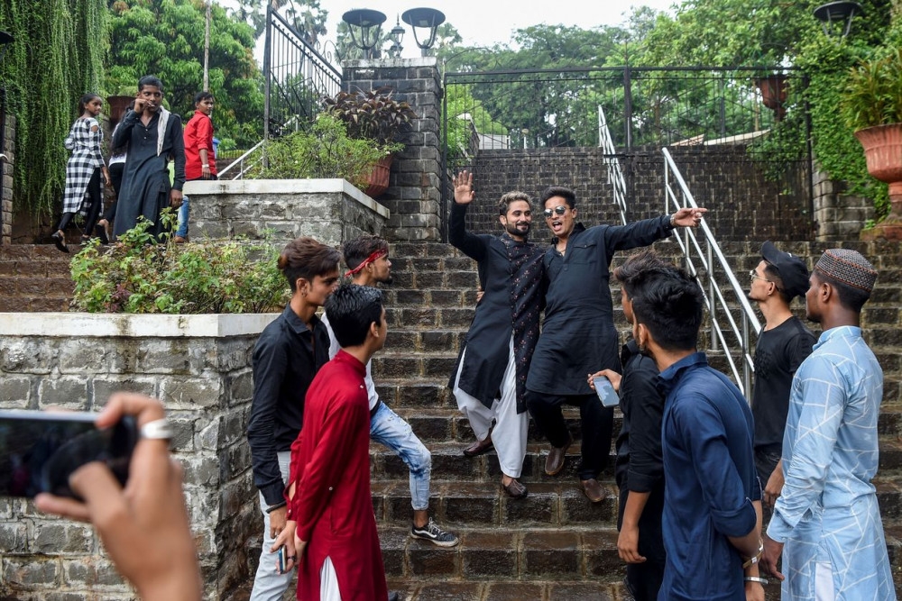 Một cảnh quay đang thực hiện ở thành phố Mumbai để sau đó sẽ đăng tải lên TikTok. Ảnh: Indranil Mukherjee/AFP/Getty Images 2429 im 235159jpg 401600836681