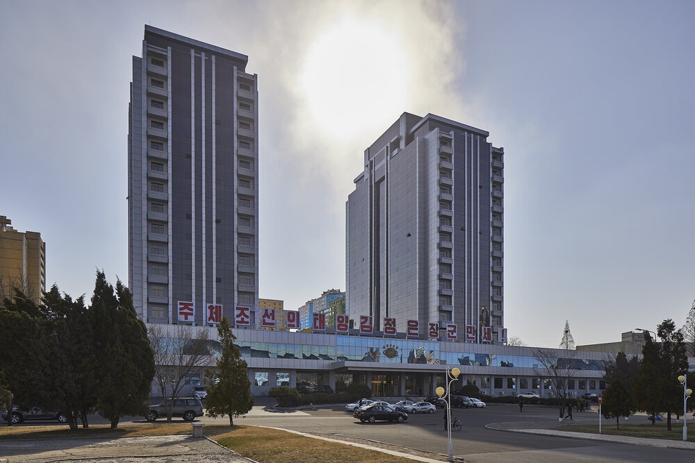 Một khách sạn mới khai trương ở thủ đô Bình Nhưỡng. Ảnh: James Scullin, Nicole Reed 4732 mot goc nhin ve bac trieu 951599729654