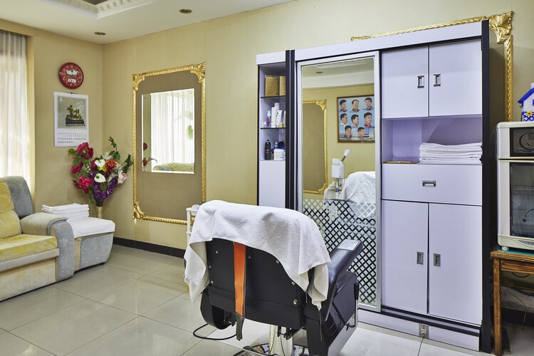 Đây là khu vực cắt tóc cho du khách. Nhưng không có nhiều lựa chọn lắm về kiểu tóc. Ảnh: James Scullin, Nicole Reed 5403 mot goc nhin ve bac trieu 641599729124
