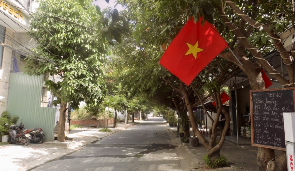 Một con đường vắng bóng người ở quận Sơn Trà (Đà Nẵng) vào những ngày tháng Tám khi đang bị Covid-19 tấn công. Ảnh: Hugh Bohane 2842 vietnam covid 19 pandemic august 2020