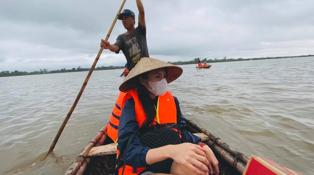 Thủy Tiên tự mình đi thuyền vào tận những nơi người dân bị lũ cô lập Thủy Tiên tự mình đi thuyền vào tận những nơi người dân bị lũ cô lập