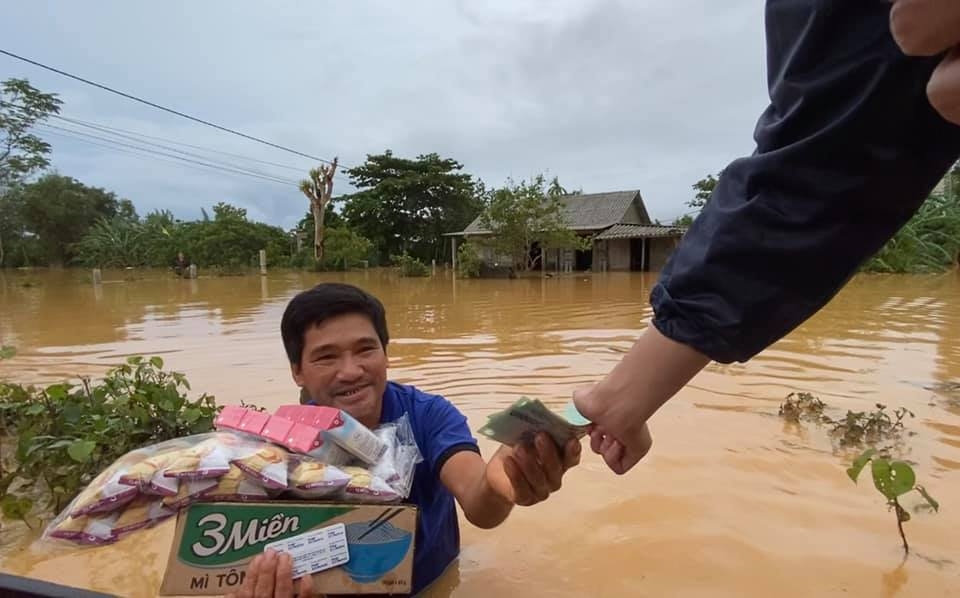 Thủy Tiên tận tay trao từng suất quà gồm nhu yếu phẩm để hỗ trợ người dân đang bị lũ bủa vây Thủy Tiên tận tay trao từng suất quà gồm nhu yếu phẩm để hỗ trợ người dân đang bị lũ bủa vây