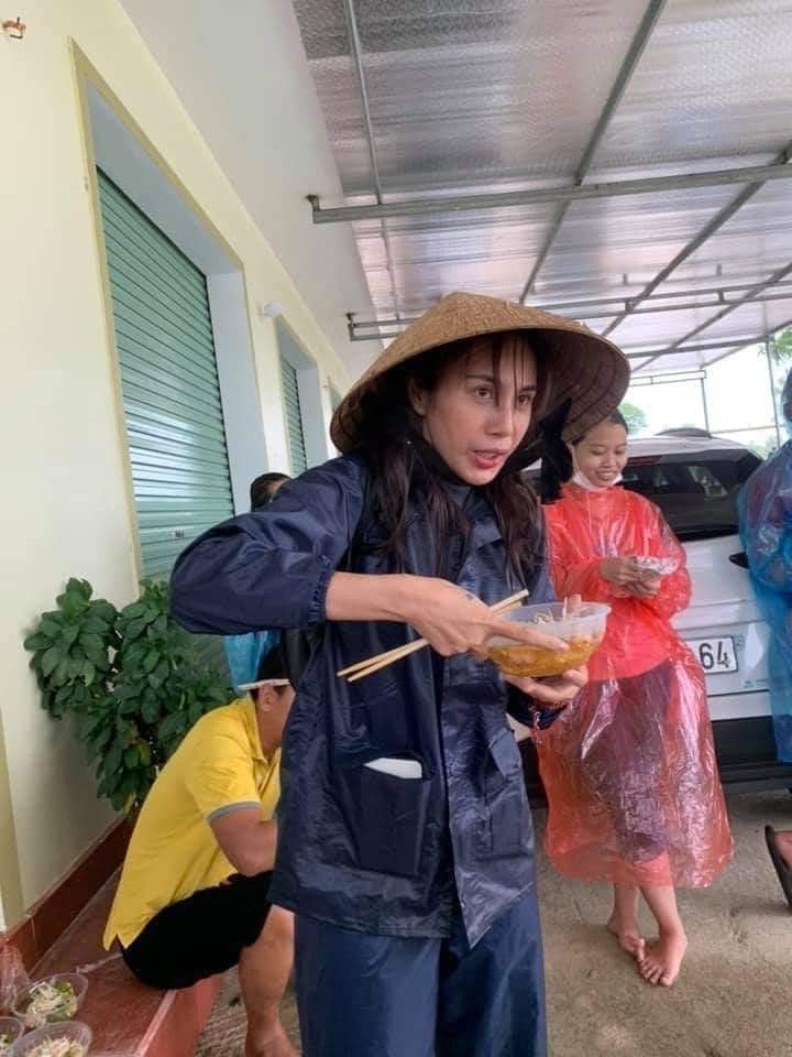 Thủy Tiên đang húp vội bát mì tôm ngay tại hiện trường để kịp đi cứu trợ thêm nhiều người dân hơn Thủy Tiên đang húp vội bát mì tôm ngay tại hiện trường để kịp đi cứu trợ thêm nhiều người dân hơn