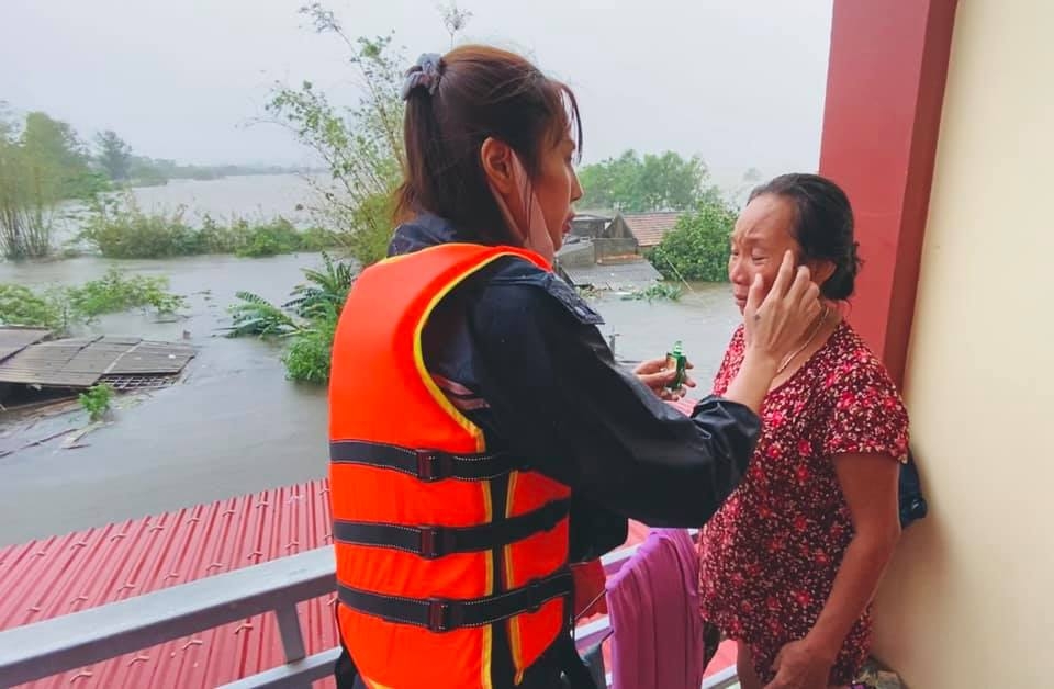 Thủy Tiên đã bật khóc khi gặp những người phụ nữ bị đói và ốm đau ngay trong khi lũ vẫn đang bủa vây tứ phía Thủy Tiên đã bật khóc khi gặp những người phụ nữ bị đói và ốm đau ngay trong khi lũ vẫn đang bủa vây tứ phía