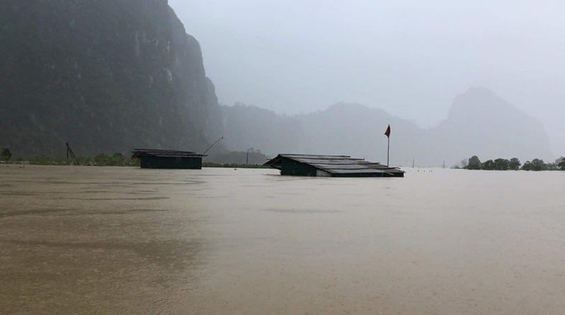 Mưa lũ khiến nhiều nhà dân chìm trong biển nước Mưa lũ khiến nhiều nhà dân chìm trong biển nước