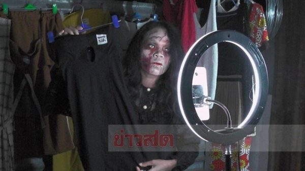 Mỗi phiên rao bán hàng trên mạng xã hội của cô thu hút hàng nghìn người theo dõi. Ảnh: Oddity Central Mỗi phiên rao bán hàng trên mạng xã hội của cô thu hút hàng nghìn người theo dõi. Ảnh: Oddity Central