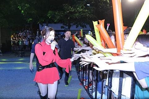 AMEE, Justa Tee, Phương Ly cùng dàn sao khủng “quẩy tưng” cùng khán giả qua loạt hit triệu view tại Phố Hàng Nóng amee justa tee phuong ly cung dan sao khung quay tung cung khan gia qua loat hit trieu view tai pho hang nong