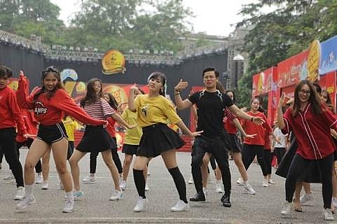AMEE, Justa Tee, Phương Ly cùng dàn sao khủng “quẩy tưng” cùng khán giả qua loạt hit triệu view tại Phố Hàng Nóng amee justa tee phuong ly cung dan sao khung quay tung cung khan gia qua loat hit trieu view tai pho hang nong