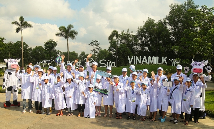 Tận mắt thấy những cô bò ở "Resort" góp công vào ly sữa học đường tan mat thay nhung co bo o resort gop cong vao ly sua hoc duong