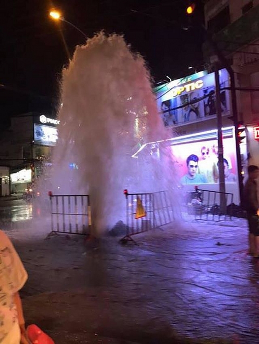Vòi rồng phun trào giữa đường phố Sài Gòn voi rong phun trao giua duong pho sai gon