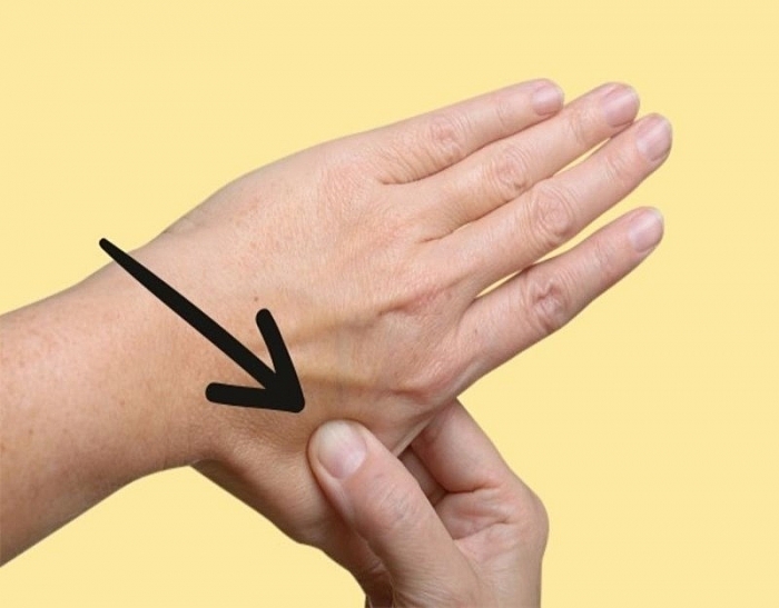 Mẹo tự bấm huyệt chữa đau đầu nhanh, hiệu quả meo tu bam huyet chua dau dau nhanh hieu qua