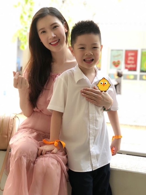 Sao Việt đưa con đến trường khai giảng đón năm học mới sao viet dua con den truong khai giang don nam hoc moi