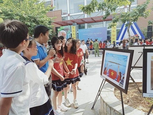 Lễ khai giảng hướng về biển đảo ấn tượng và xúc động le khai giang huong ve bien dao an tuong va xuc dong