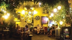 co gai khoa than tren noc pho co hoi an phan cam dang len an