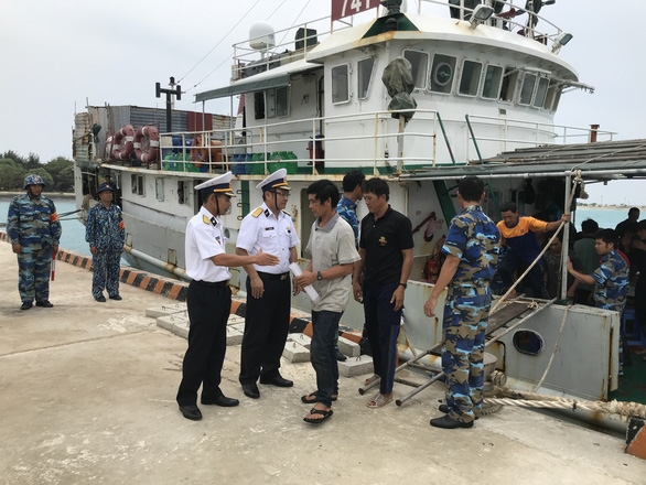 Cứu 46 ngư dân Quảng Ngãi bị nạn trên biển cuu 46 ngu dan quang ngai bi nan tren bien