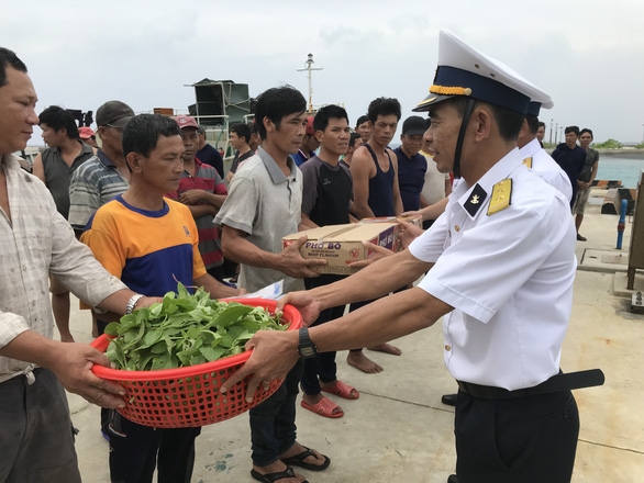 Cứu 46 ngư dân Quảng Ngãi bị nạn trên biển cuu 46 ngu dan quang ngai bi nan tren bien