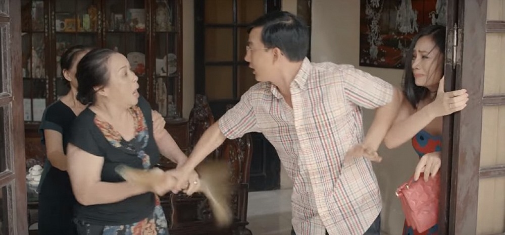 nhung nghich ly trong hoa hong tren nguc trai khien khan gia buc xuc