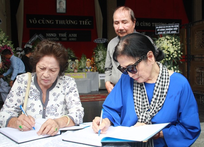 Lễ viếng NSND Thế Anh: Trung úy Phương của “Nổi gió” luôn sống trong lòng công chúng le vieng nsnd the anh trung uy phuong cua noi gio luon song trong long cong chung