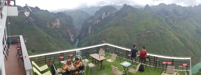 Tòa nhà bê tông trên đỉnh Mã Pí Lèng: Dân mạng bức xúc đòi tẩy chay toa nha be tong tren dinh ma pi leng dan mang buc xuc doi tay chay