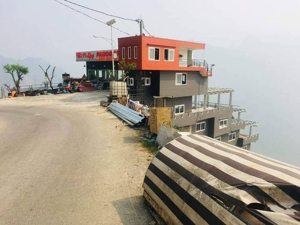 Tòa nhà bê tông trên đỉnh Mã Pí Lèng: Dân mạng bức xúc đòi tẩy chay toa nha be tong tren dinh ma pi leng dan mang buc xuc doi tay chay