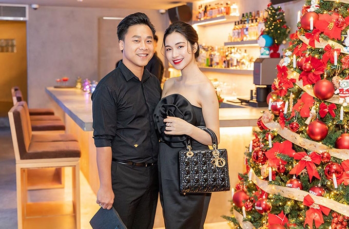 Tin tức giải trí, sao Việt 24h mới nhất, nóng nhất hôm nay: Ngọc Trinh giải thích xích mích, Hòa Minzy khoe bạn trai tin tu c gia i tri sao vie t 24h luong thu y linh du ng o top 12 miss world ho a minzy do n gia ng sinh so m cu ng ba n trai