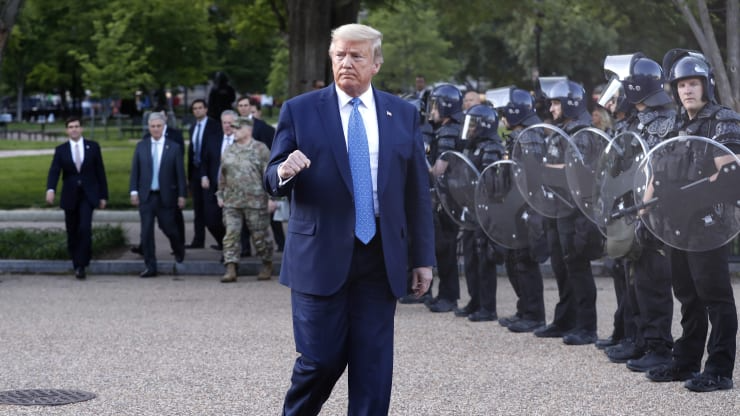 Tổng thống Trump tự cảm ơn bản thân vì cách ứng phó bạo loạn trump tu cam on ban than vi ca ch u ng pho ba o loa n