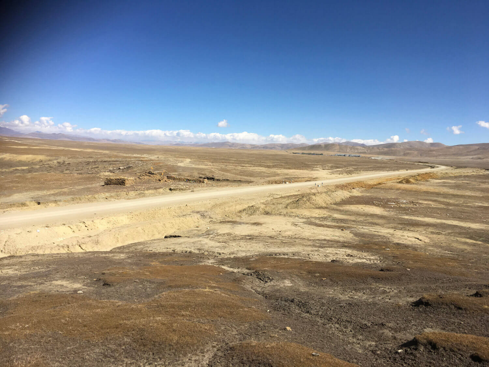 Biên giới Nepal-Trung Quốc tại Korala với trạm kiểm soát Trung Quốc có thể nhìn thấy. 5357 nepal also has boundary issues w