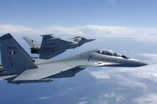 Máy bay chiến đấu Su-30 và Typhoon của Ấn Độ phối hợp tác chiến. Nguồn: eastday.com. 1338 tai sao an do quyet mua them may