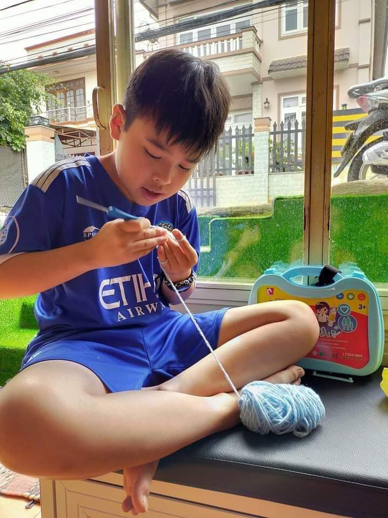 Covid-19 in Vietnan: Creative way to relieve ear ache from extensive facemask wearing 3143 olp