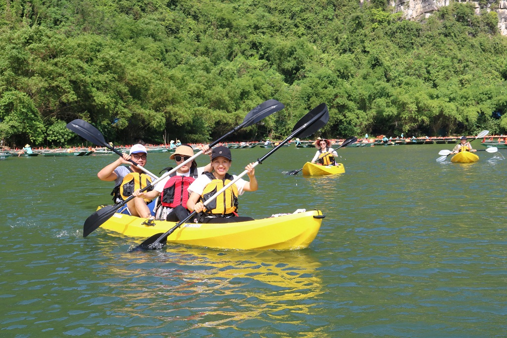 Kayaking on one of Vietnam's most picturesque landscape river 4827 ky