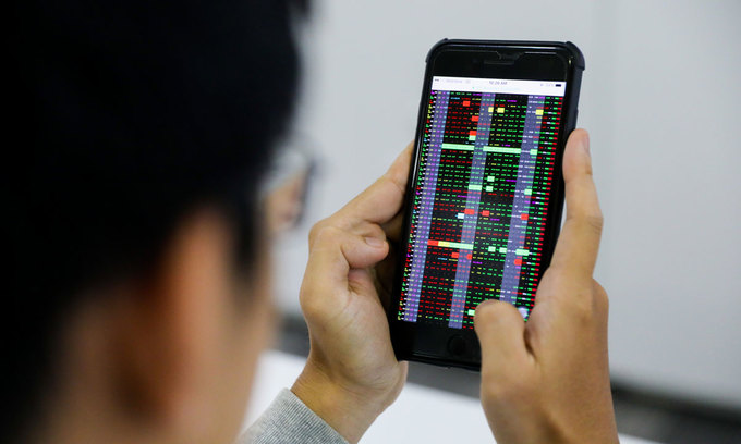 An investor looks at stock prices on a smartphone at a brokerage in Ho Chi Minh City. Photo by VnExpress 4743 cp1