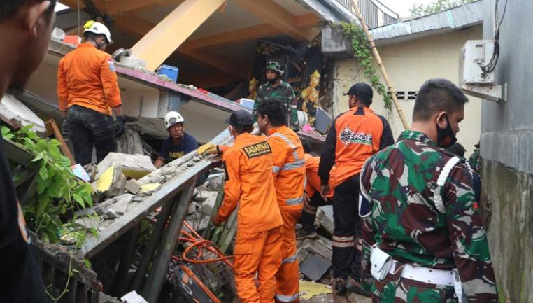 Search and rescue operations are underway after a 6.2-magnitude earthquake hit Indonesia's West Sulawesi on Friday. 4214 indo3