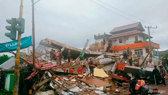 Residents inspect earthquake-damaged buildings in Mamuju, West Sulawesi 4416 indo5