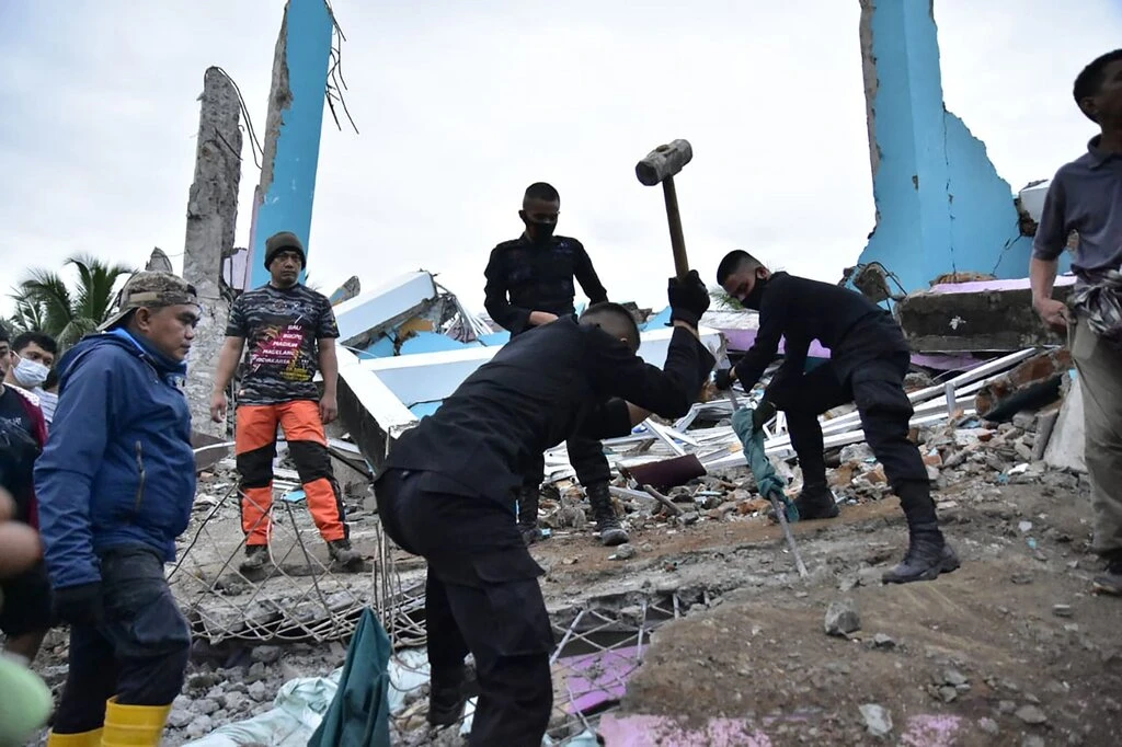indonesias powerful earthquake sulawesi kills at least 34 injures hundreds