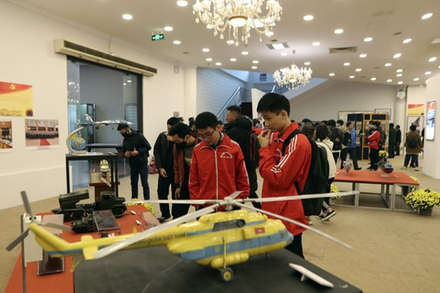 Students look at the exhibits (Photo: VNA) 4656 pa1