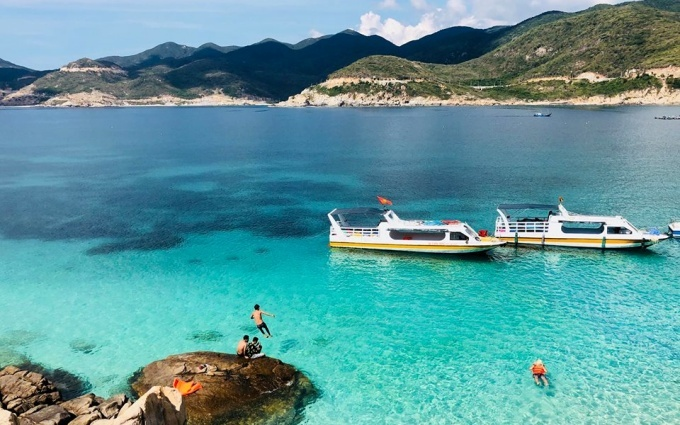 Kinh Beach is the place where visitors first set foot down if traveling to Binh Hung Island. Local people in the island use the beach as a place to access ships between the island and the mainland. 0748 be4