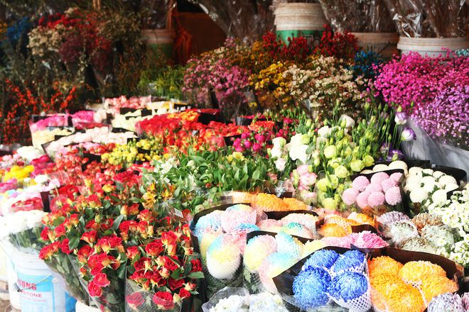 The special flowers sold at Quang An flower market can be mentioned as: rose, chrysanthemum, snowflake ... 4158 flo2