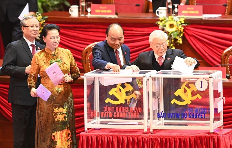 Party General Secretary and State President Nguyen Phu Trong, Prime Minister Nguyen Xuan Phuc, National Assembly Chairwomen Nguyen Thi Kim Ngan and permanent member of the Party Central Committee’s Secretariat Tran Quoc Vuong cast their ballots to elect the 13th-tenure Party Central Committee. (Photo: Trong Hai) 3428 dh1